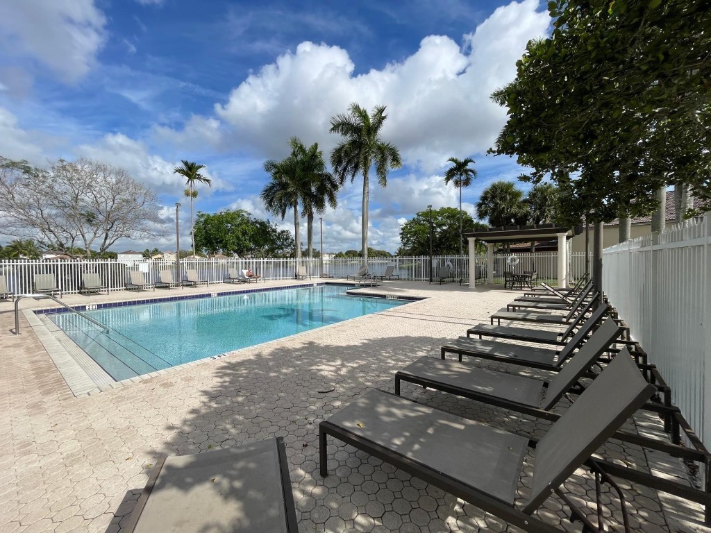 Towngate 156-11 B - Residential