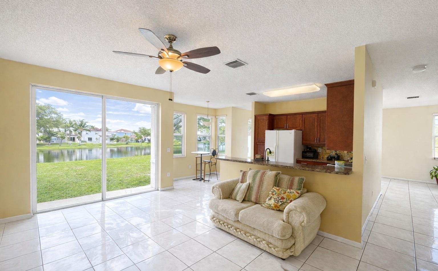 Towngate 156-11 B - Residential