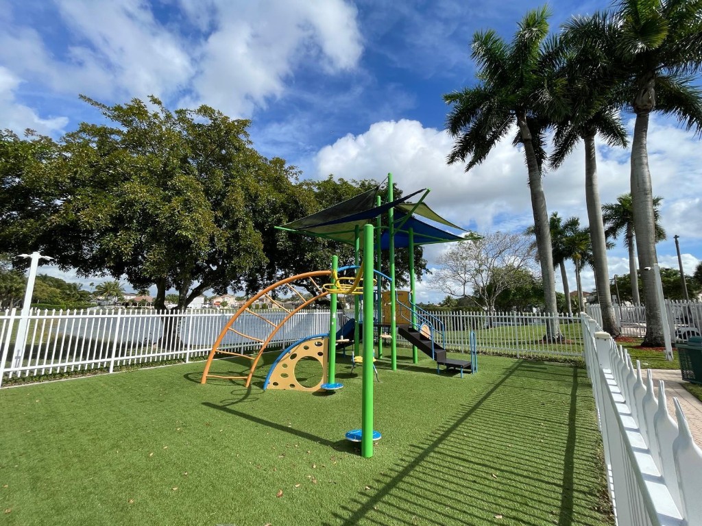 Towngate 156-11 B - Residential