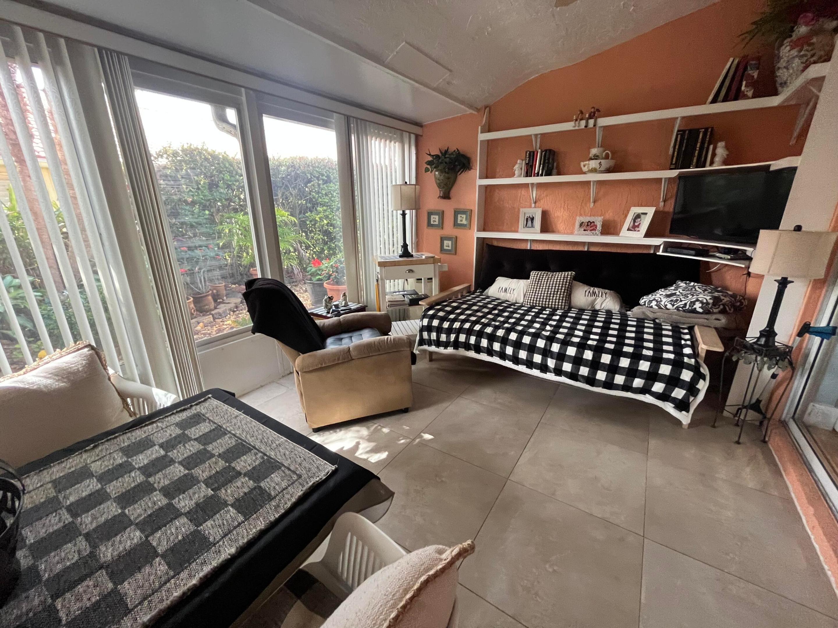 FLORAL LAKES - Residential Lease