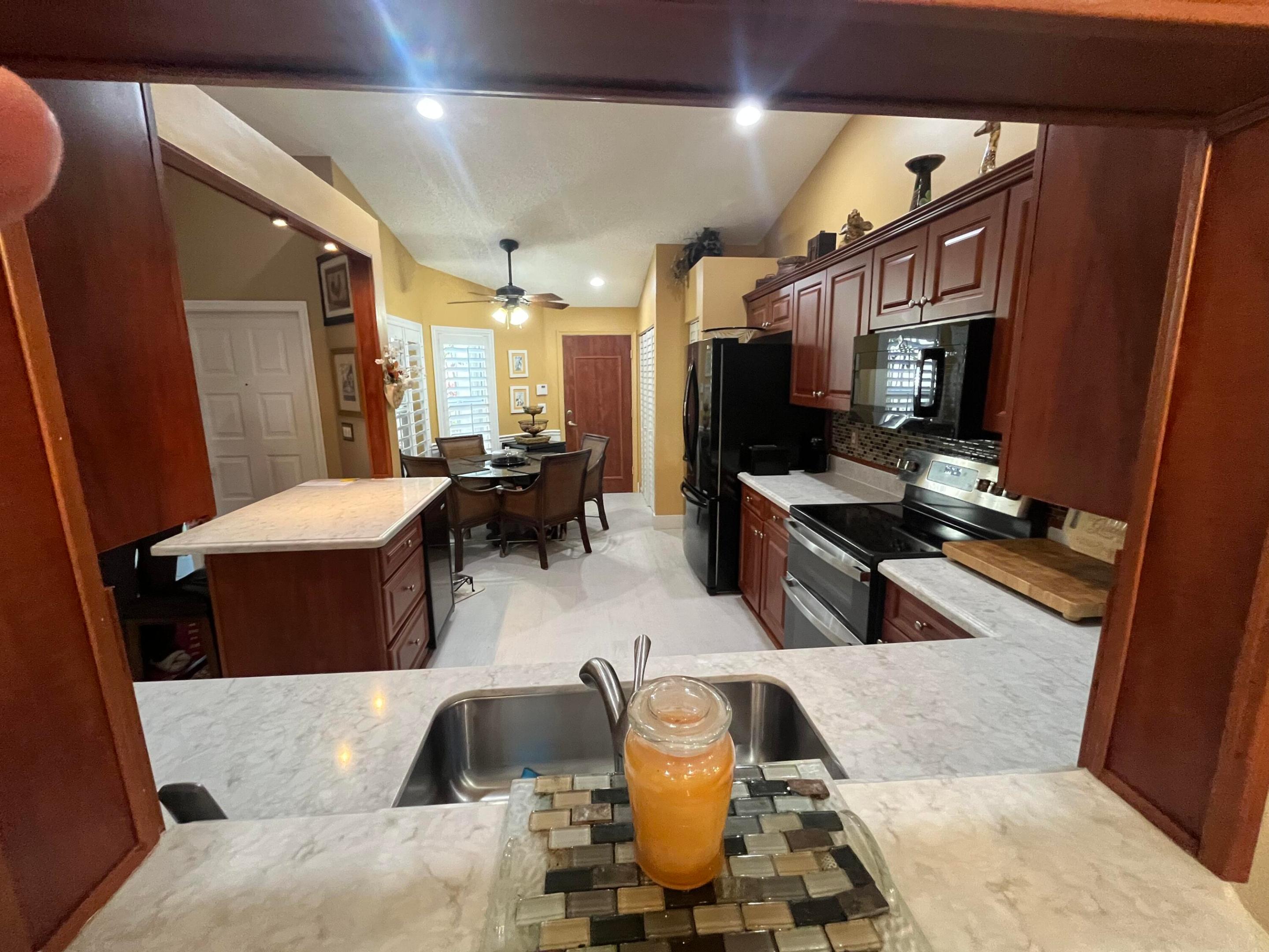 FLORAL LAKES - Residential Lease