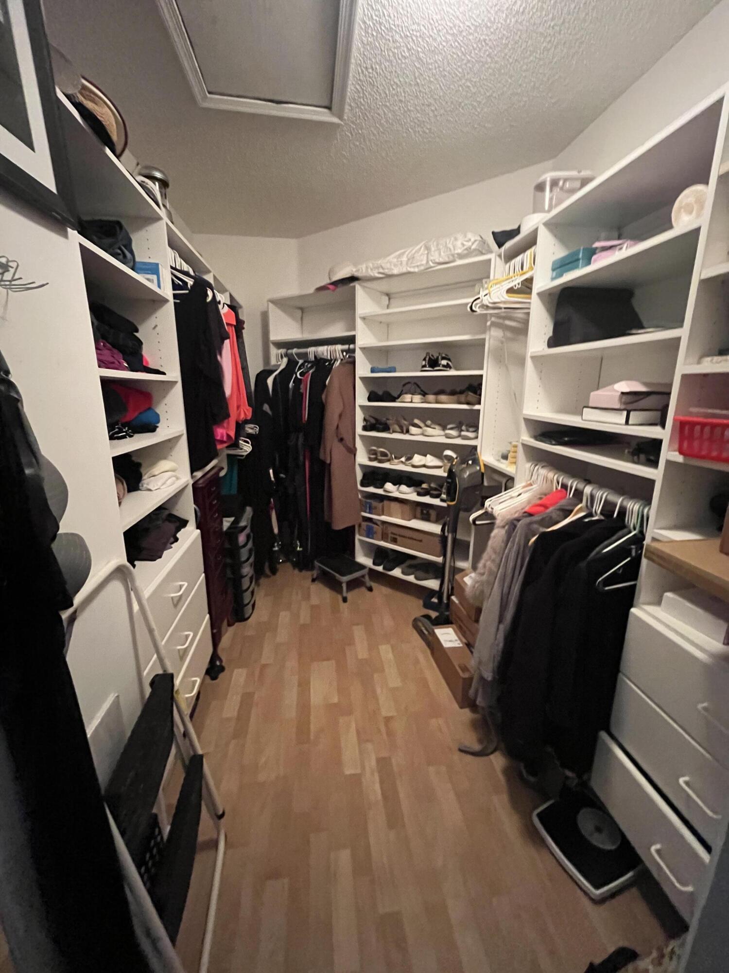 FLORAL LAKES - Residential Lease