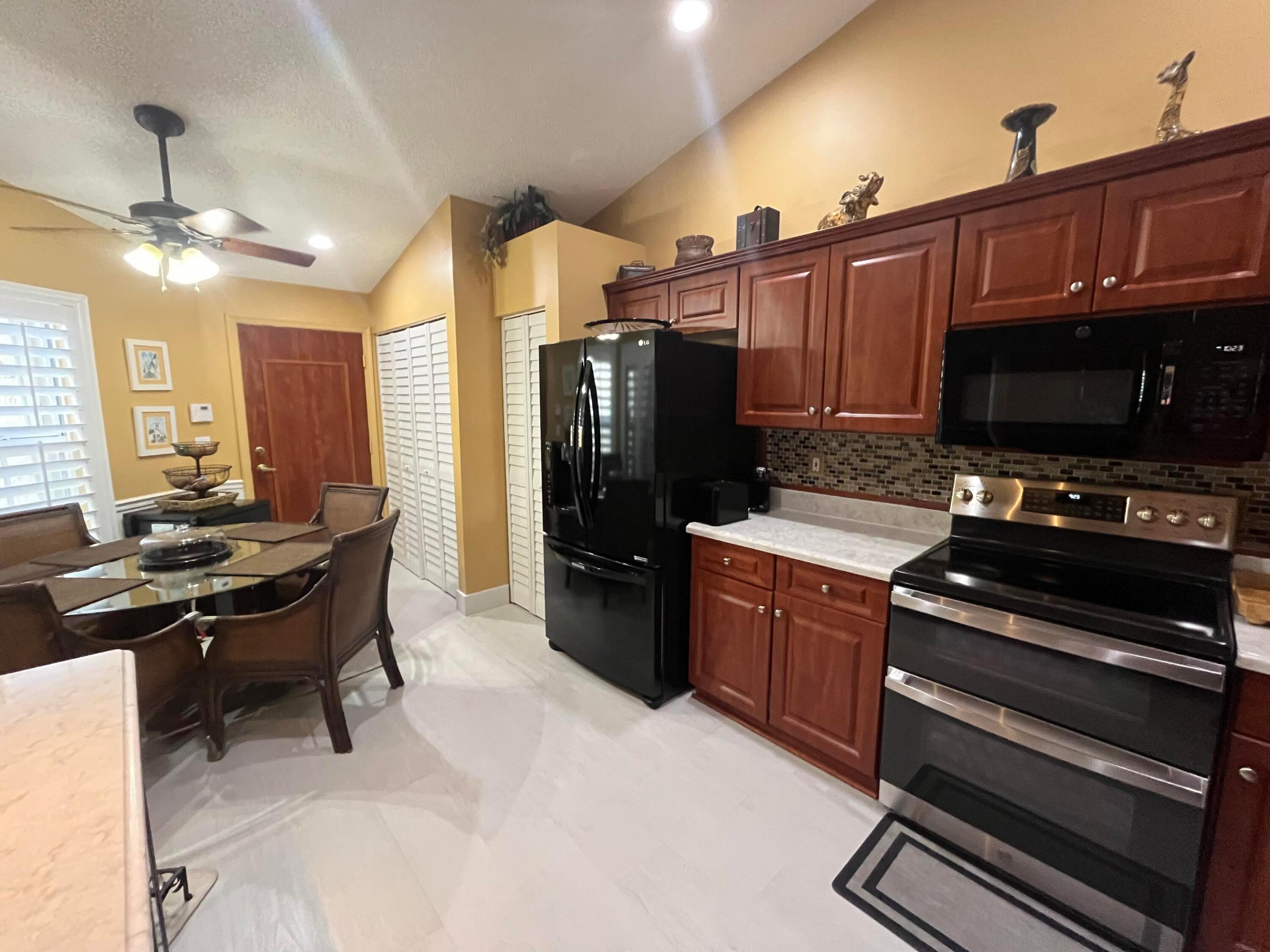 FLORAL LAKES - Residential Lease