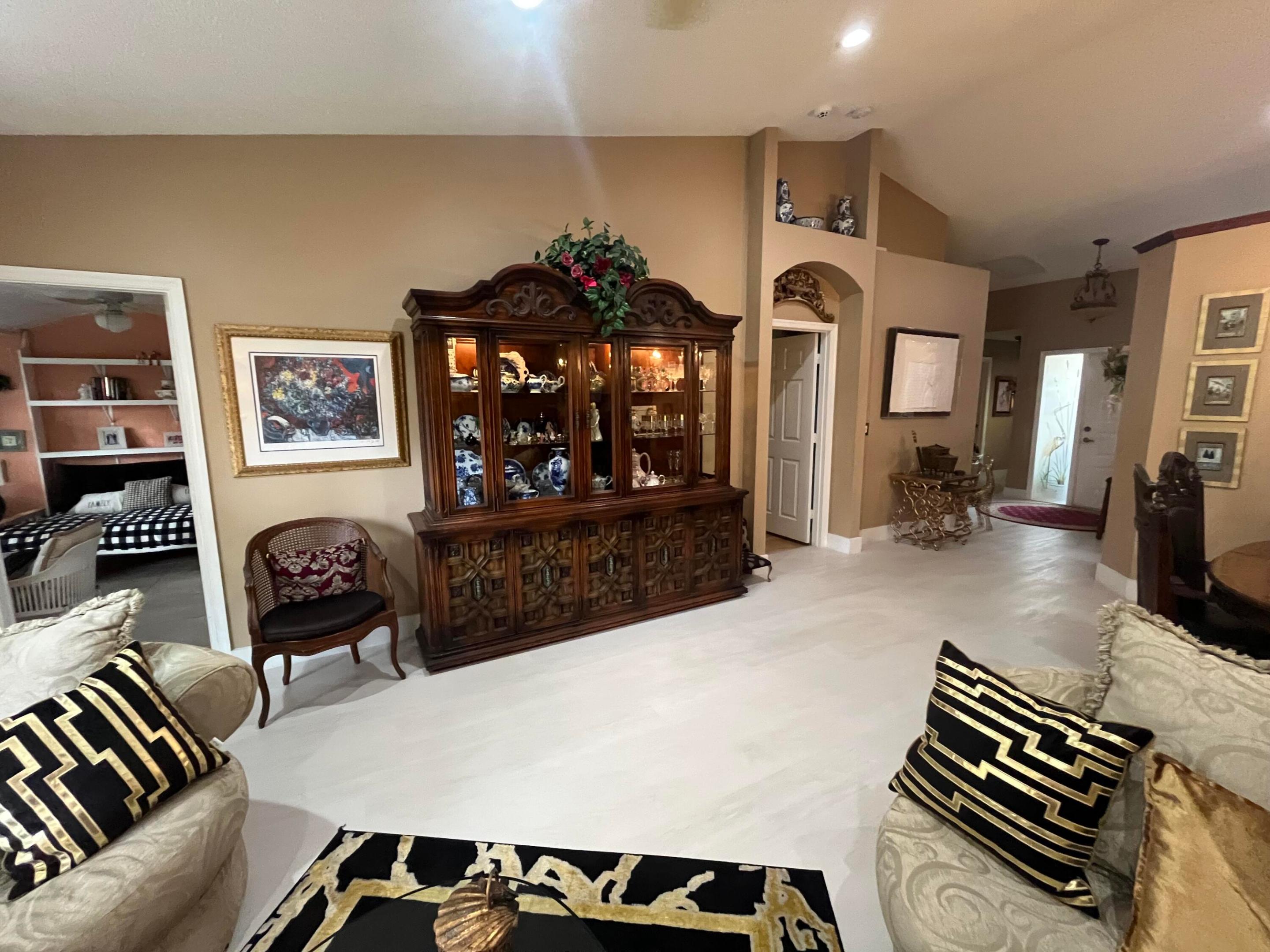 FLORAL LAKES - Residential Lease