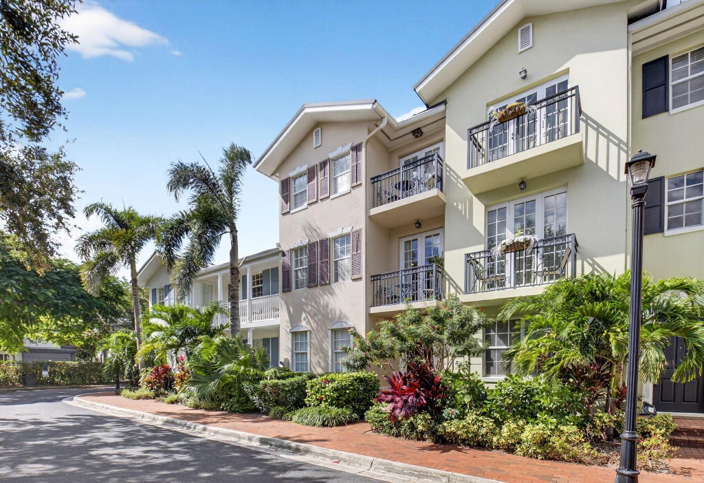 Photo of 1054 E Heritage Club Circle, Delray Beach, FL 33483 (MLS # R11135509)