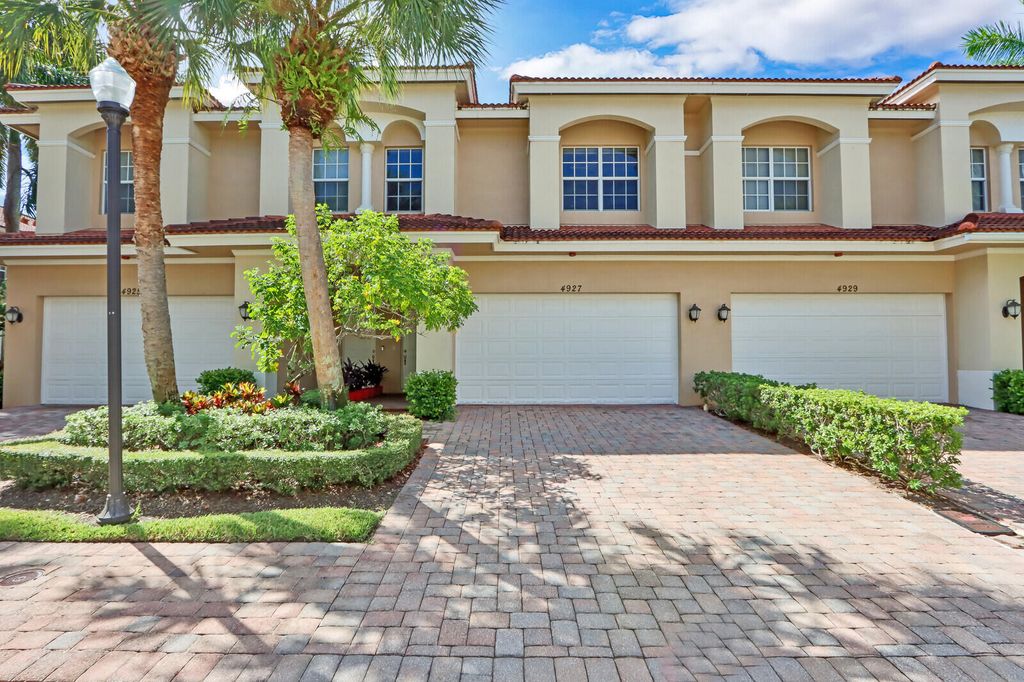 Photo of 4927 Vine Cliff Way E, Palm Beach Gardens, FL 33418 (MLS # R10834114)