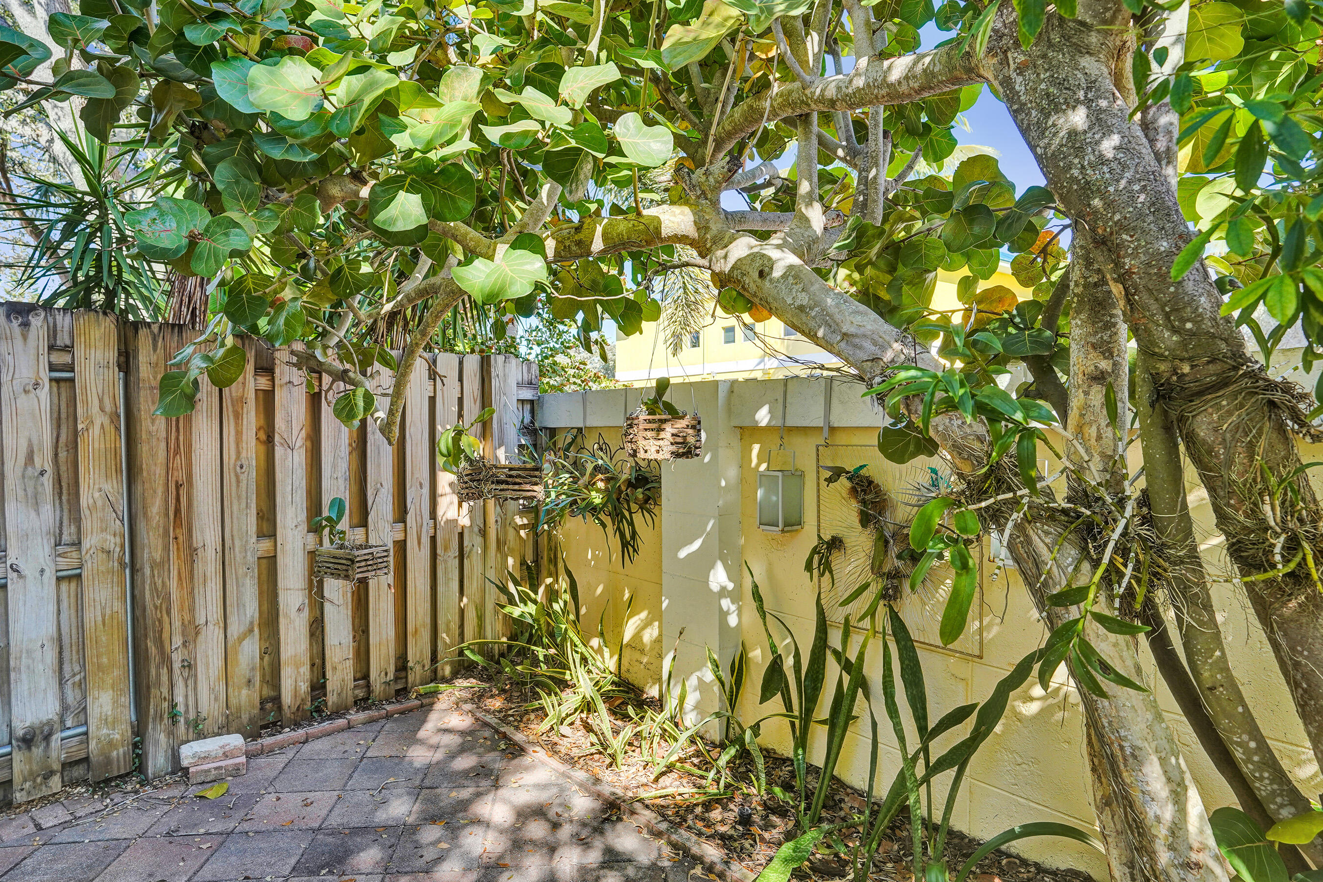 Old Florida Bungalow - Residential