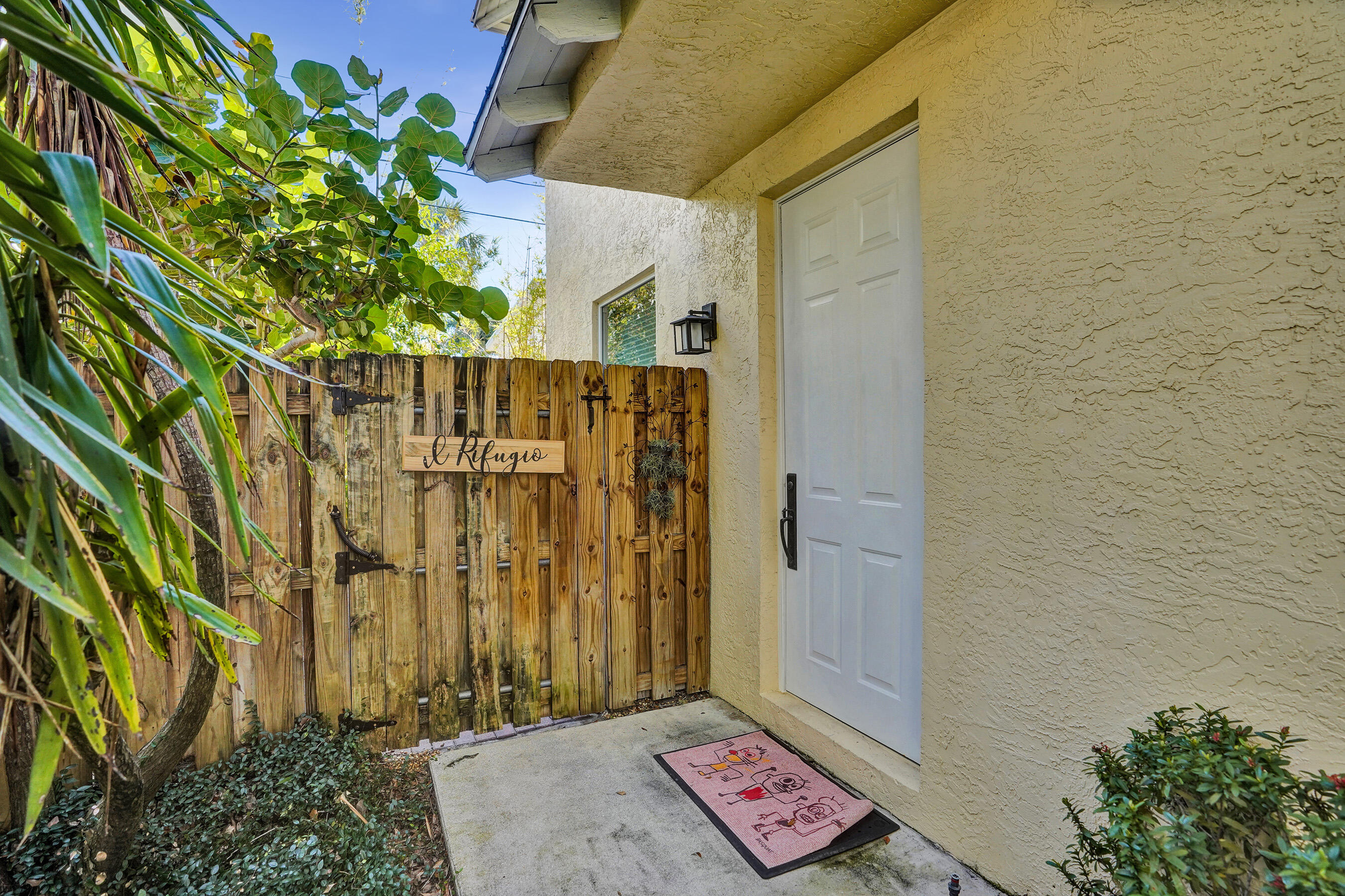 Old Florida Bungalow - Residential