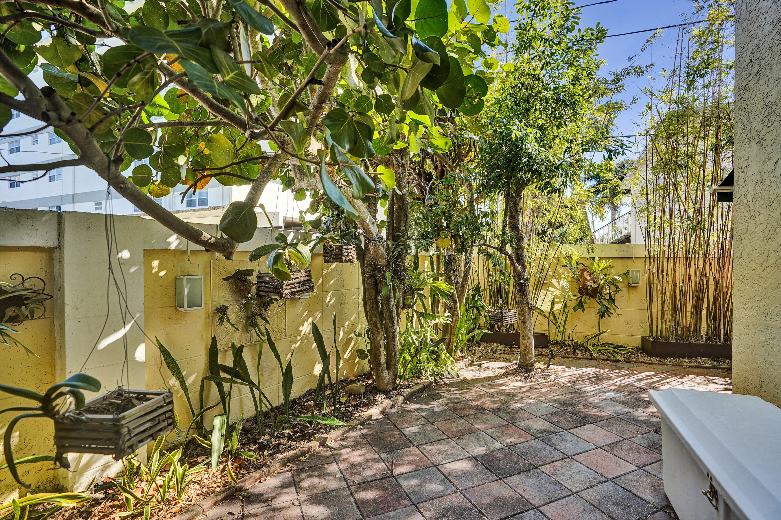Old Florida Bungalow - Residential