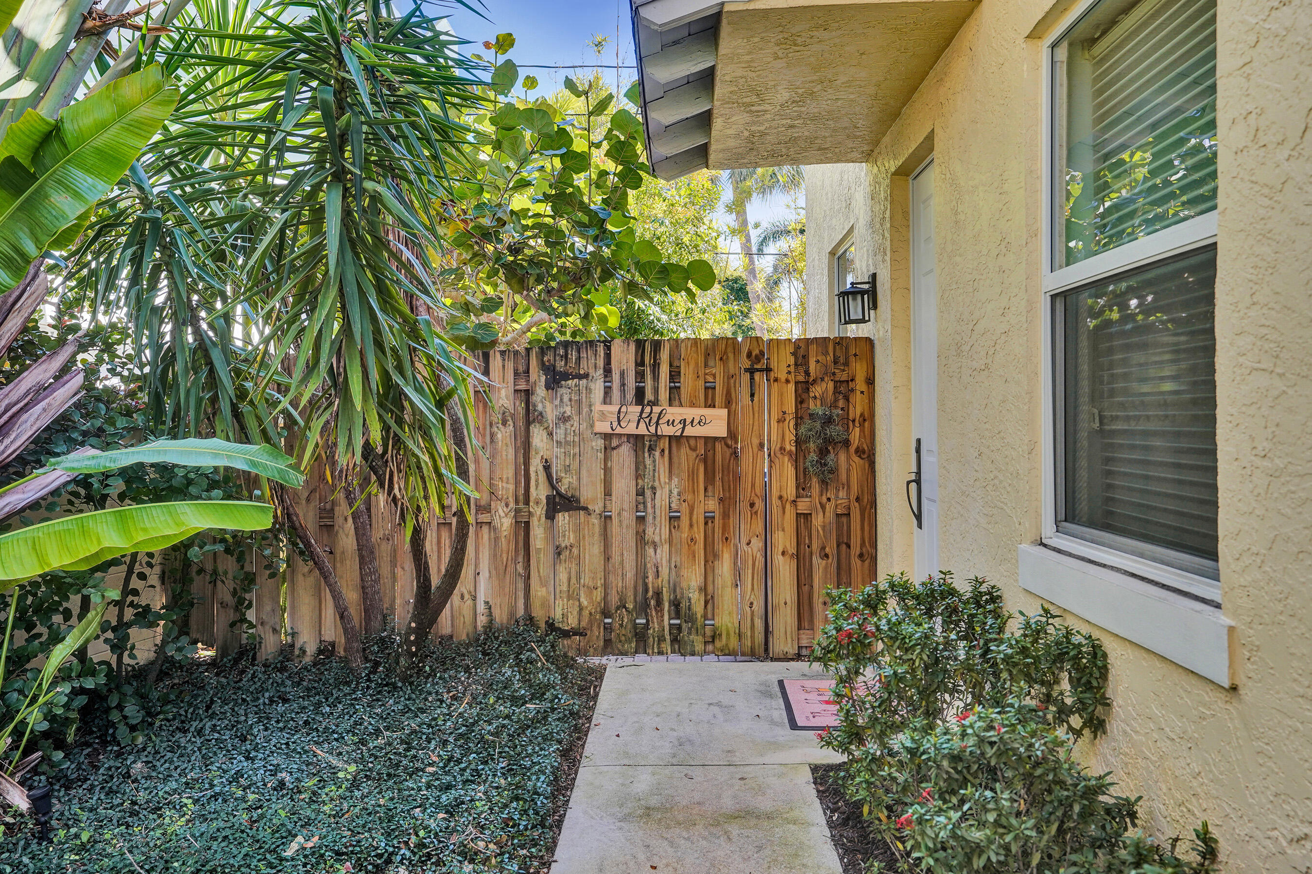 Old Florida Bungalow - Residential