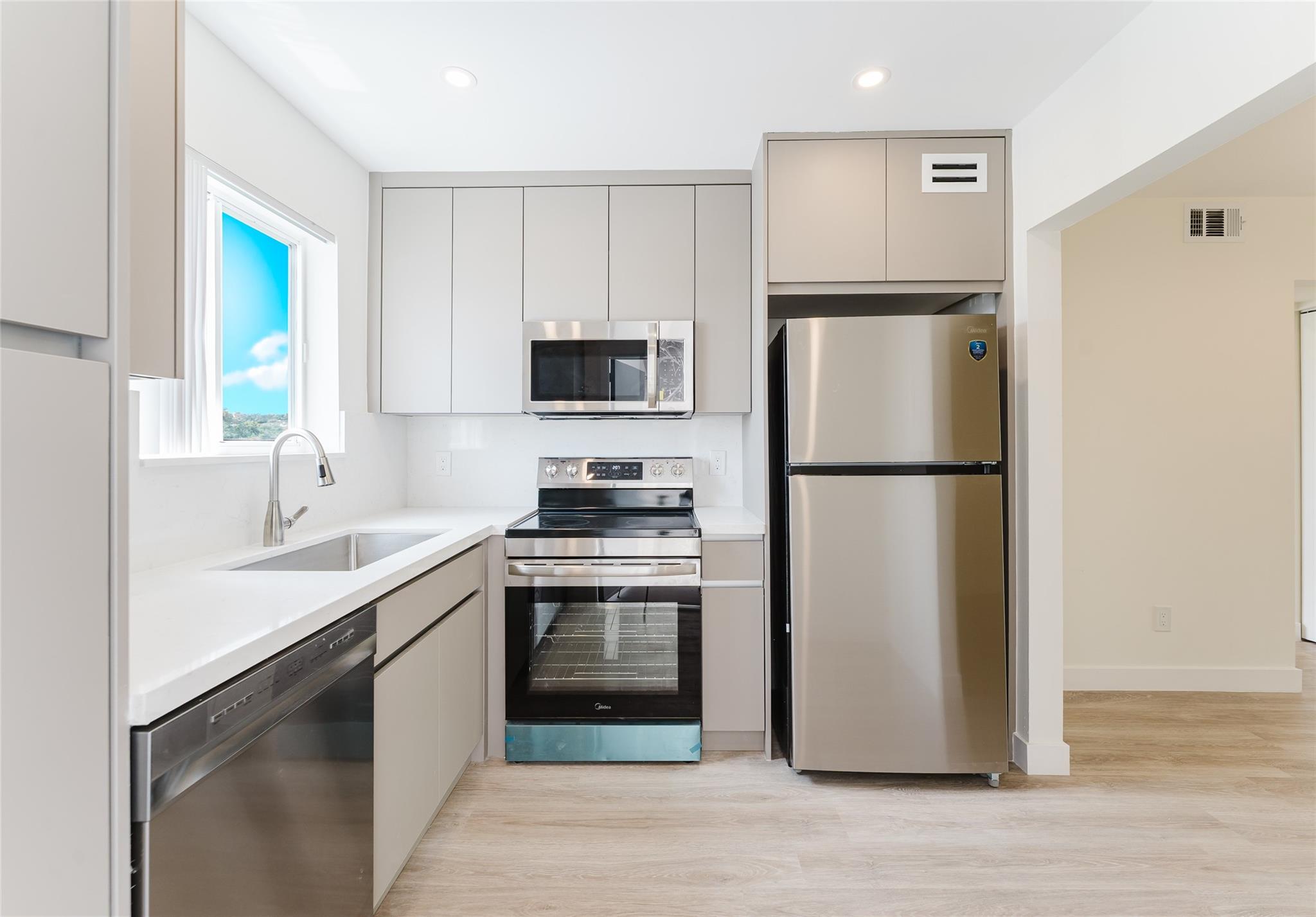 New Construction!! Brand new interior on this luxury 1/1.5 apartment available with rapid approval. This unit was gutted to the studs and is being remodeled with high grade appointments and appliances. Convenient washer/dryer inside, huge walk in closet, oversized balcony with man made lagoon view in the back. FAST APPROVAL AND RAPID MOVE-IN. Plenty of guest parking, property is close to beach with development located on the Intracoastal - full amenities, pool, clubhouse, fitness room, and car wash.
*Unit is currently being finished - listing photos are of another completed property on site - same finishes