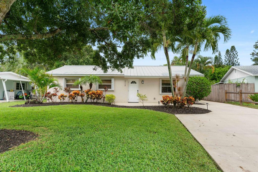 Photo of 212 W Whitney Drive, Jupiter, FL 33458 (MLS # R10930594)