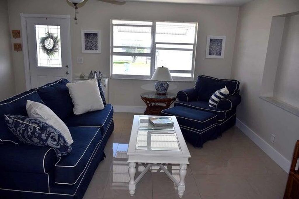 Photo of 911 SW 6th Avenue, Boynton Beach, FL 33426 (MLS # R11127226)