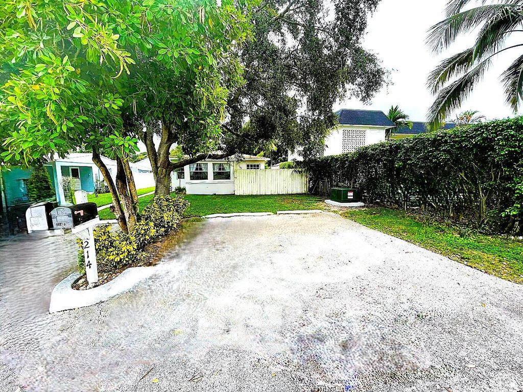 Photo of 214 NE 11th Street #B, Delray Beach, FL 33444 (MLS # R11107517)