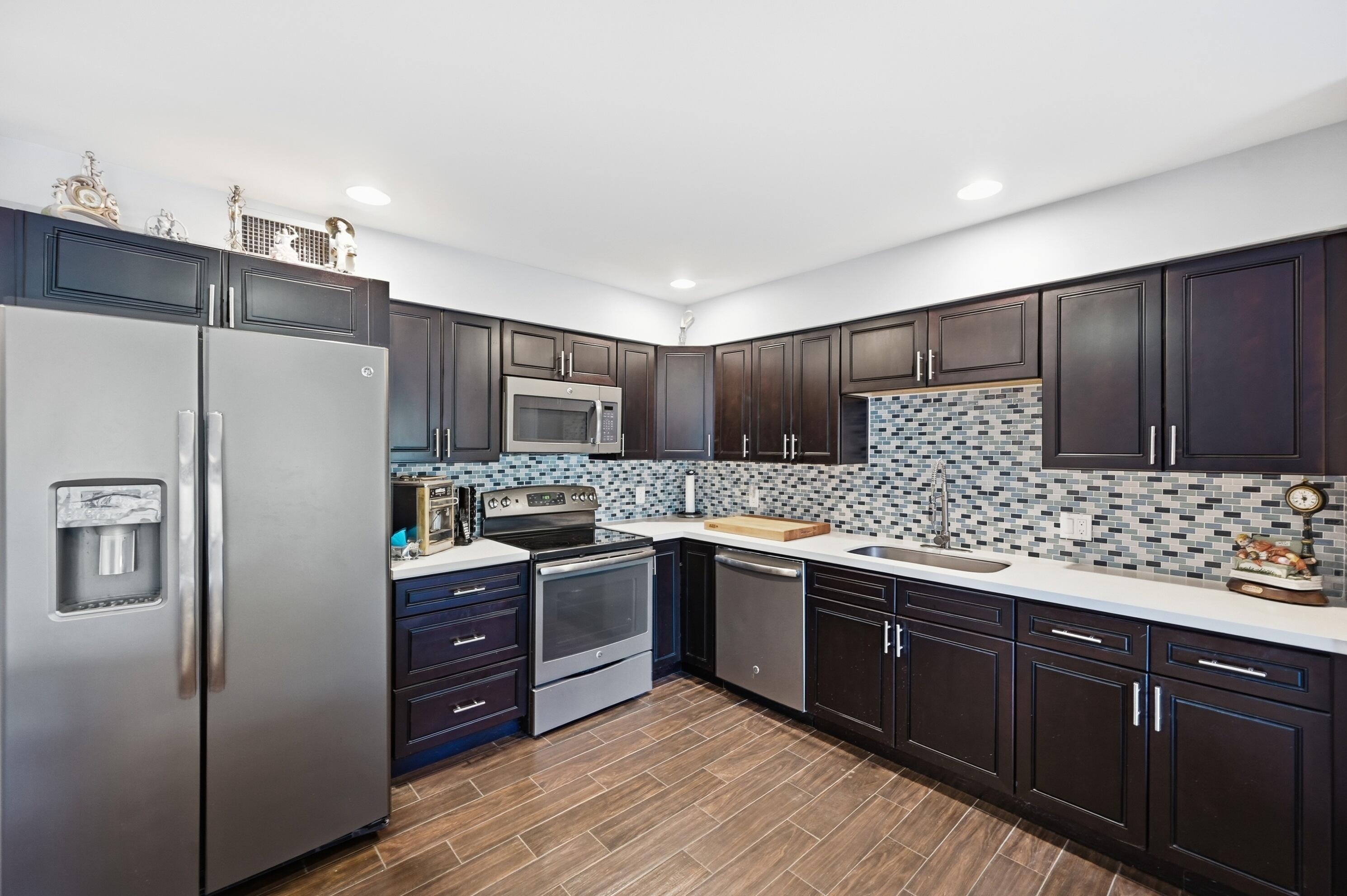 COACH HOUSES OF TOWN PLACE CONDO - Residential Lease