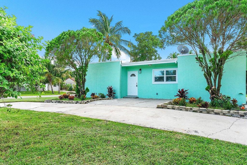 Photo of 560 Sioux Road, Lantana, FL 33462 (MLS # R10937662)