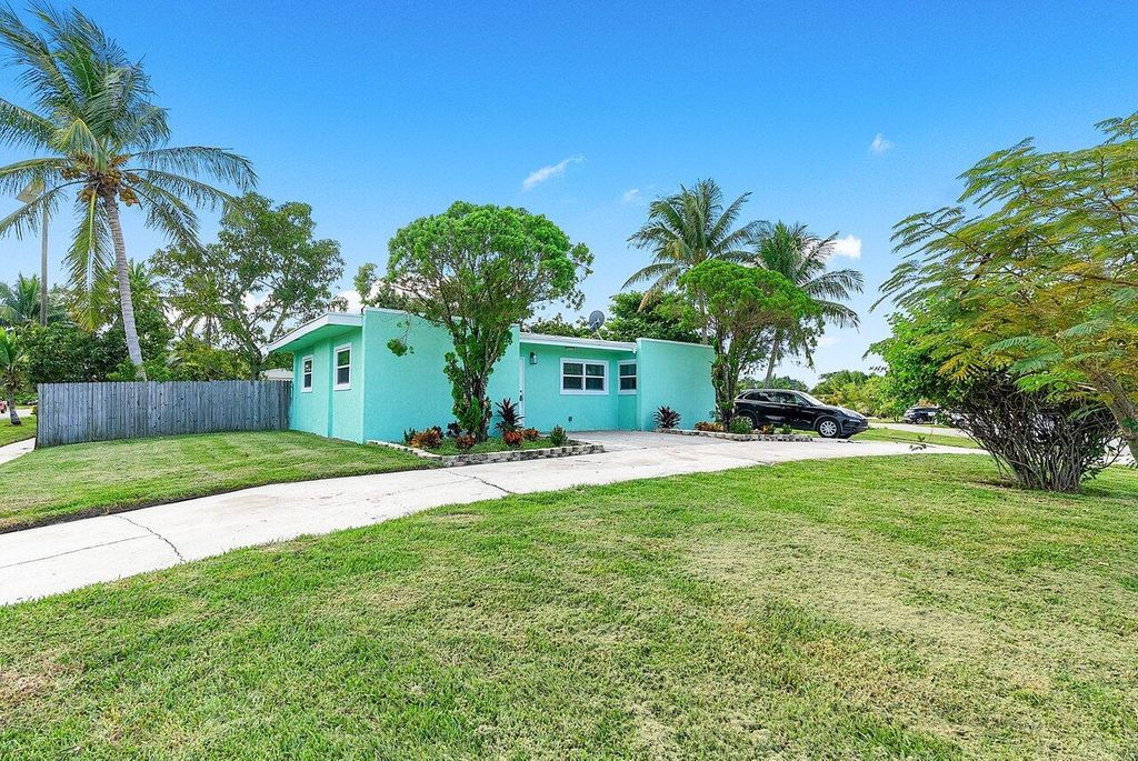 Photo of 560 Sioux Road, Lantana, FL 33462 (MLS # R10937662)