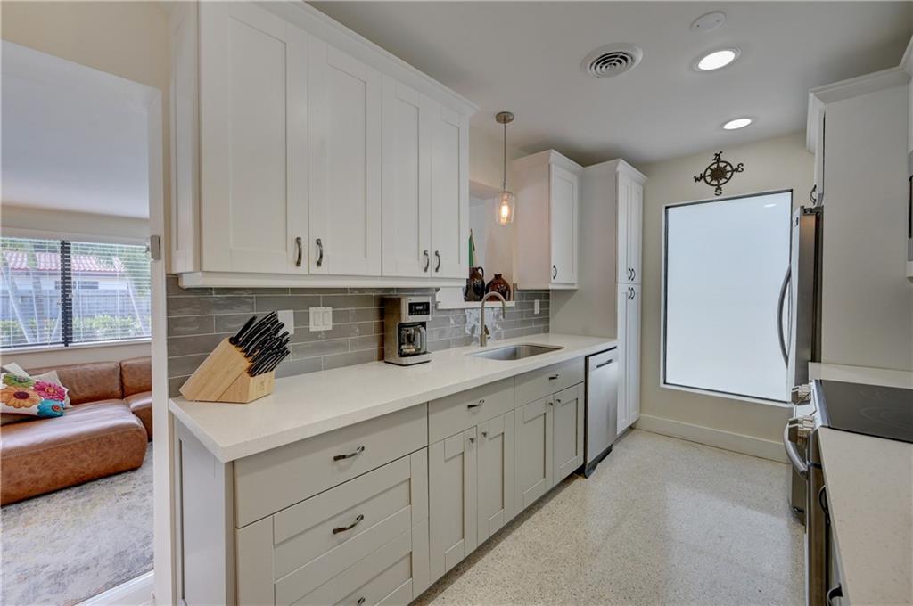 TROPICAL PALMS - Residential