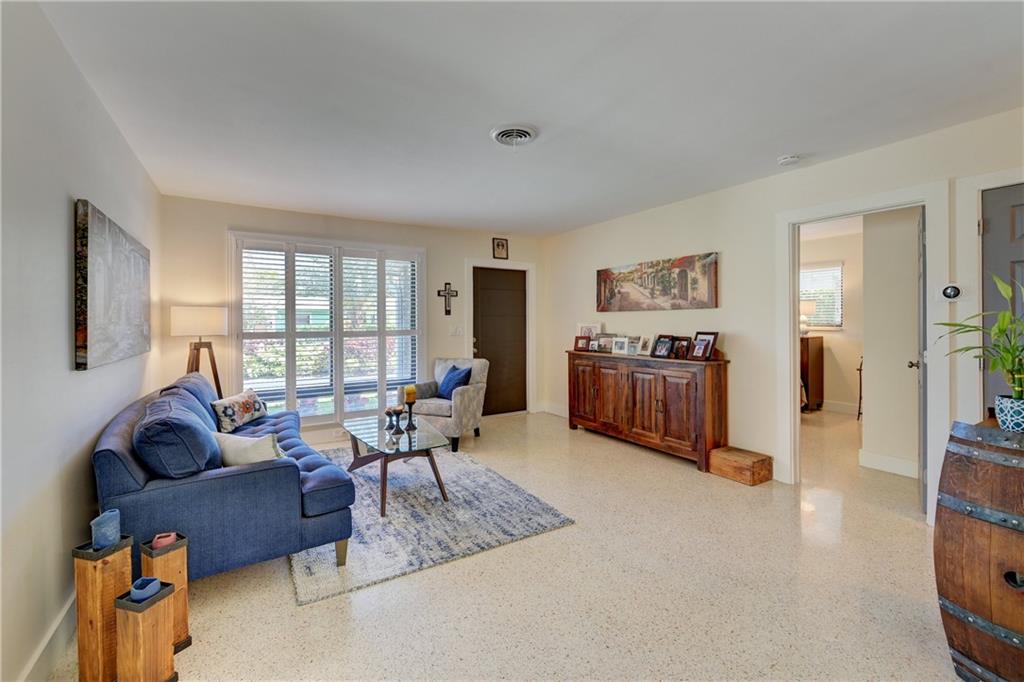 TROPICAL PALMS - Residential