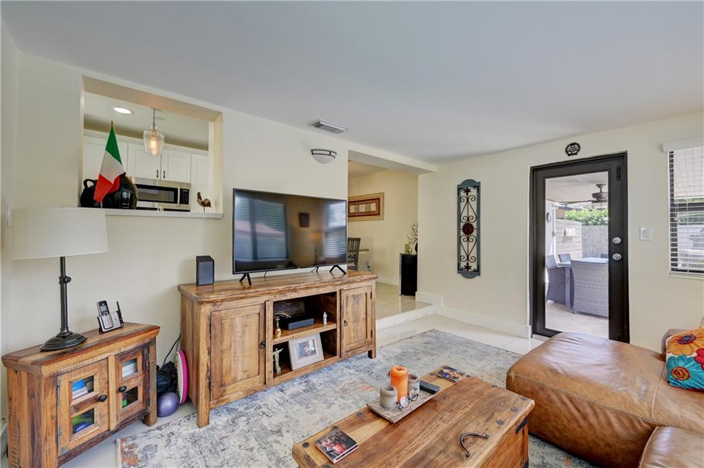 TROPICAL PALMS - Residential