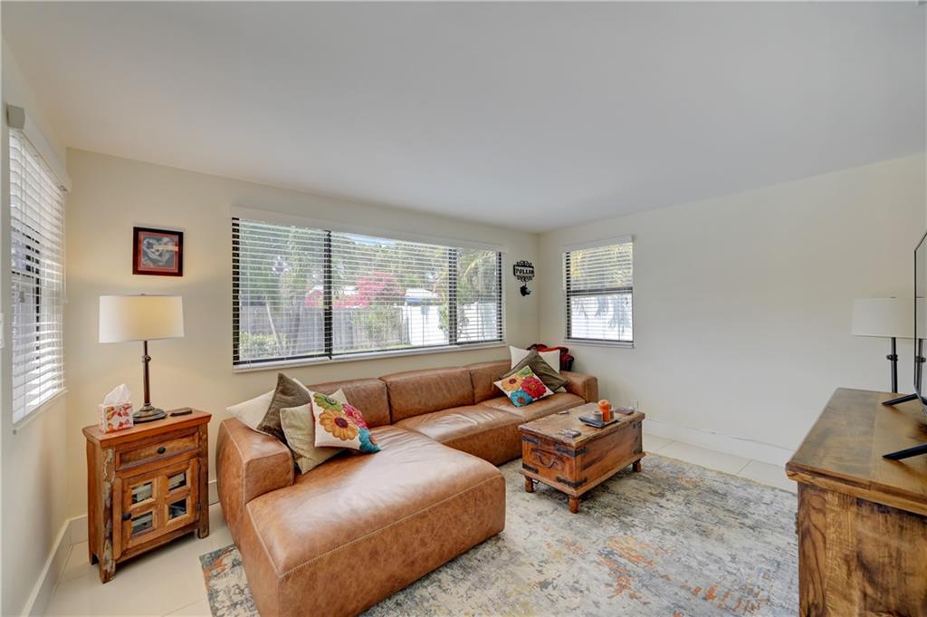 TROPICAL PALMS - Residential