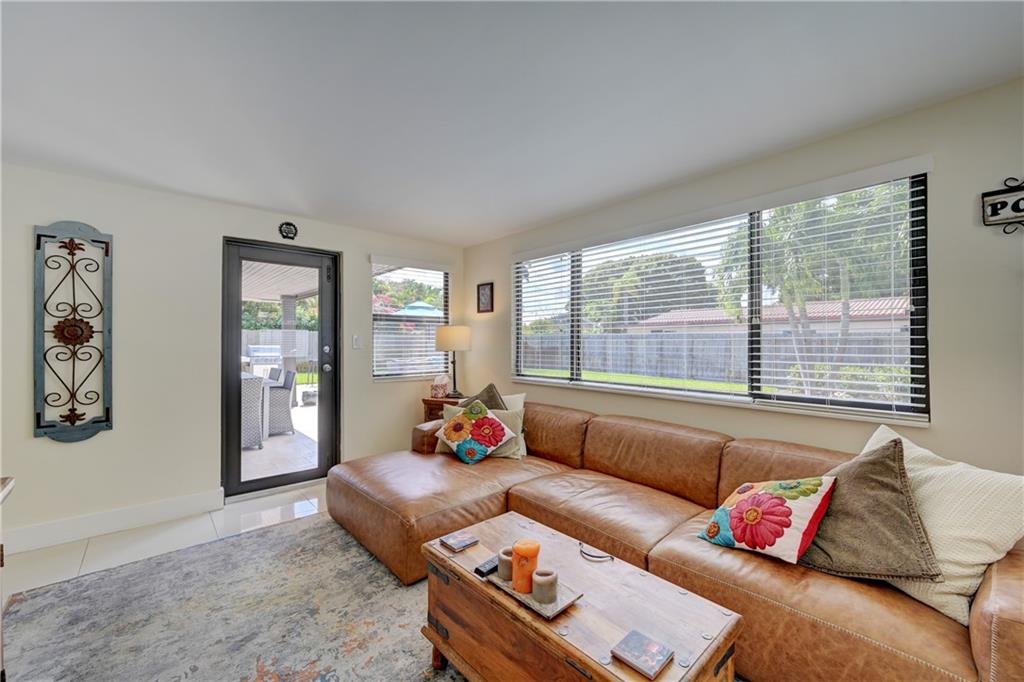 TROPICAL PALMS - Residential