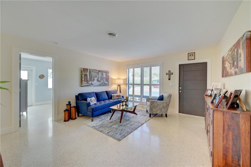 TROPICAL PALMS - Residential