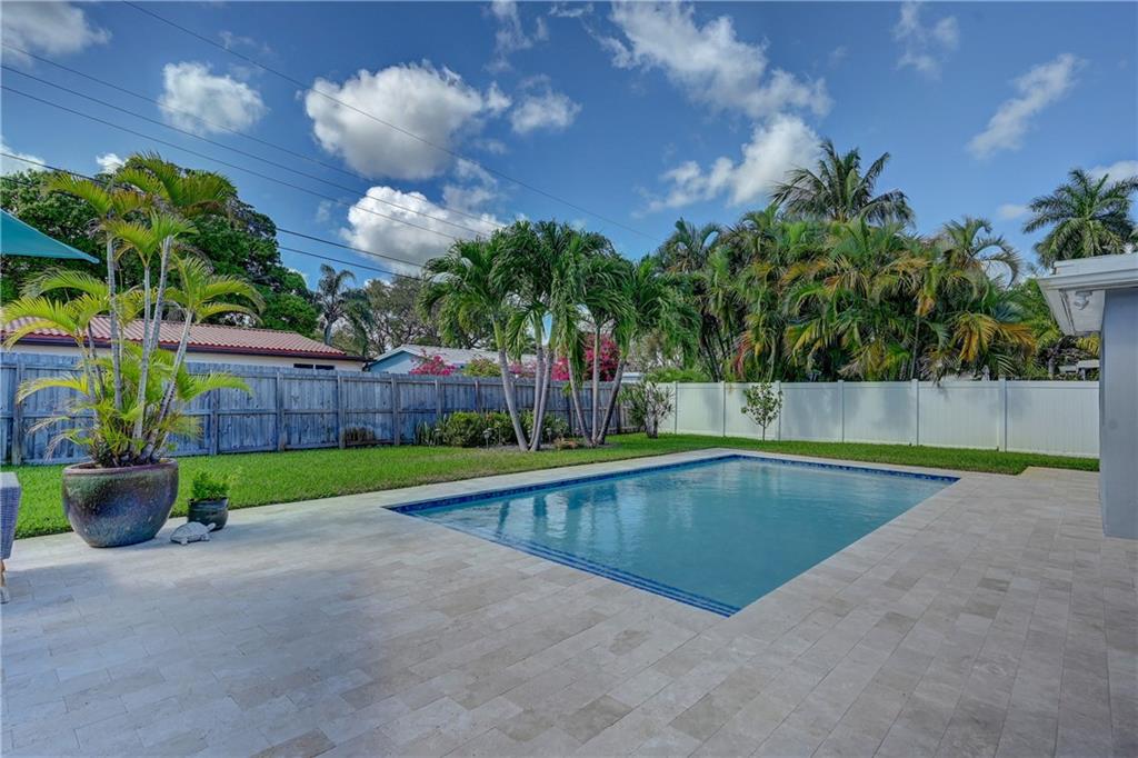 TROPICAL PALMS - Residential