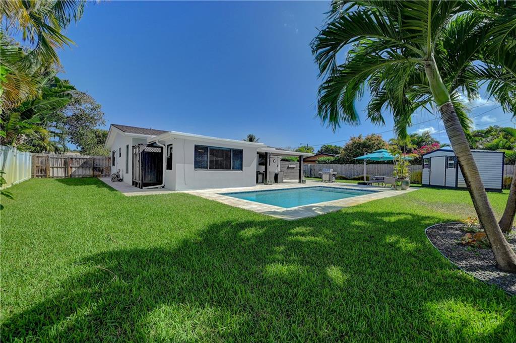 TROPICAL PALMS - Residential