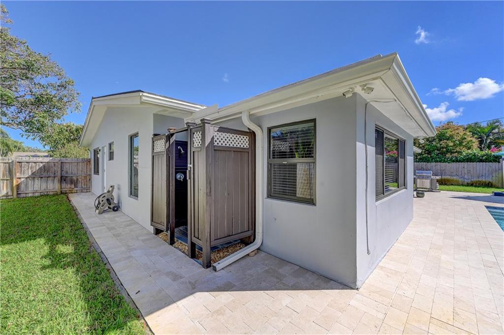 TROPICAL PALMS - Residential