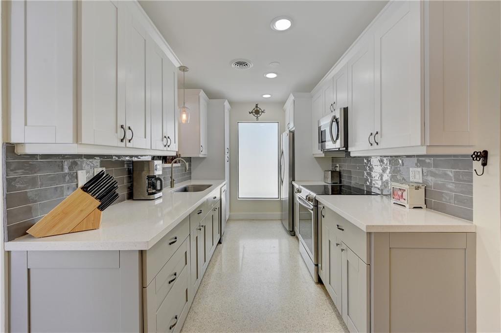 TROPICAL PALMS - Residential