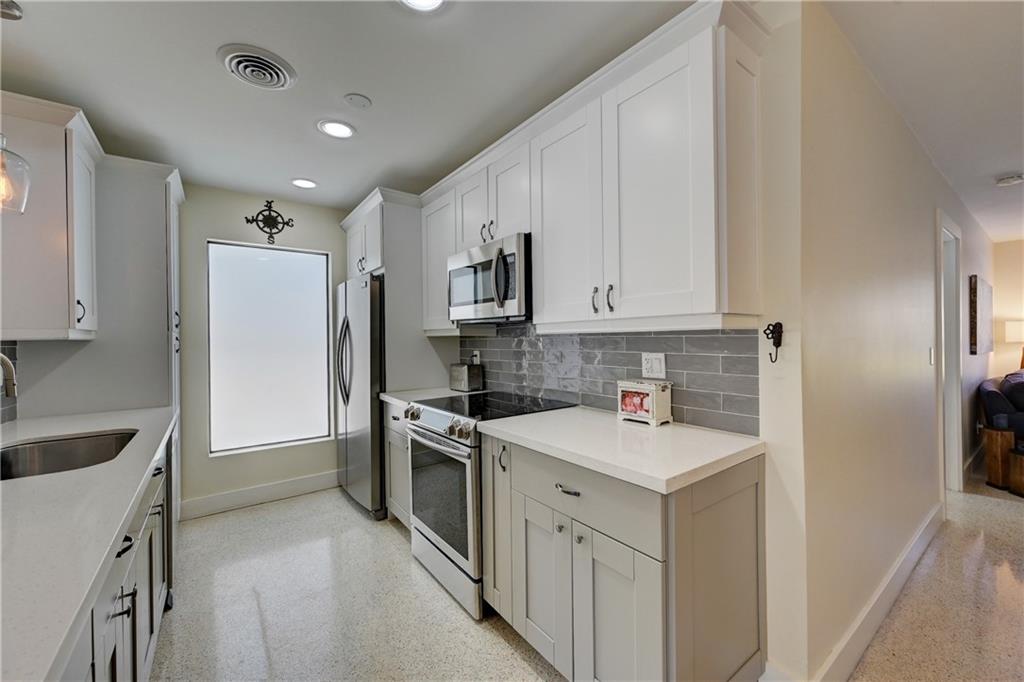 TROPICAL PALMS - Residential