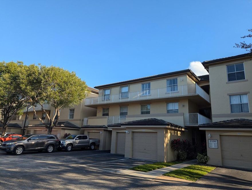 Lovely 3 Bedroom 2 bath 1car garage Condo with an outstanding Lake view. Beautiful Granite Kitchen.