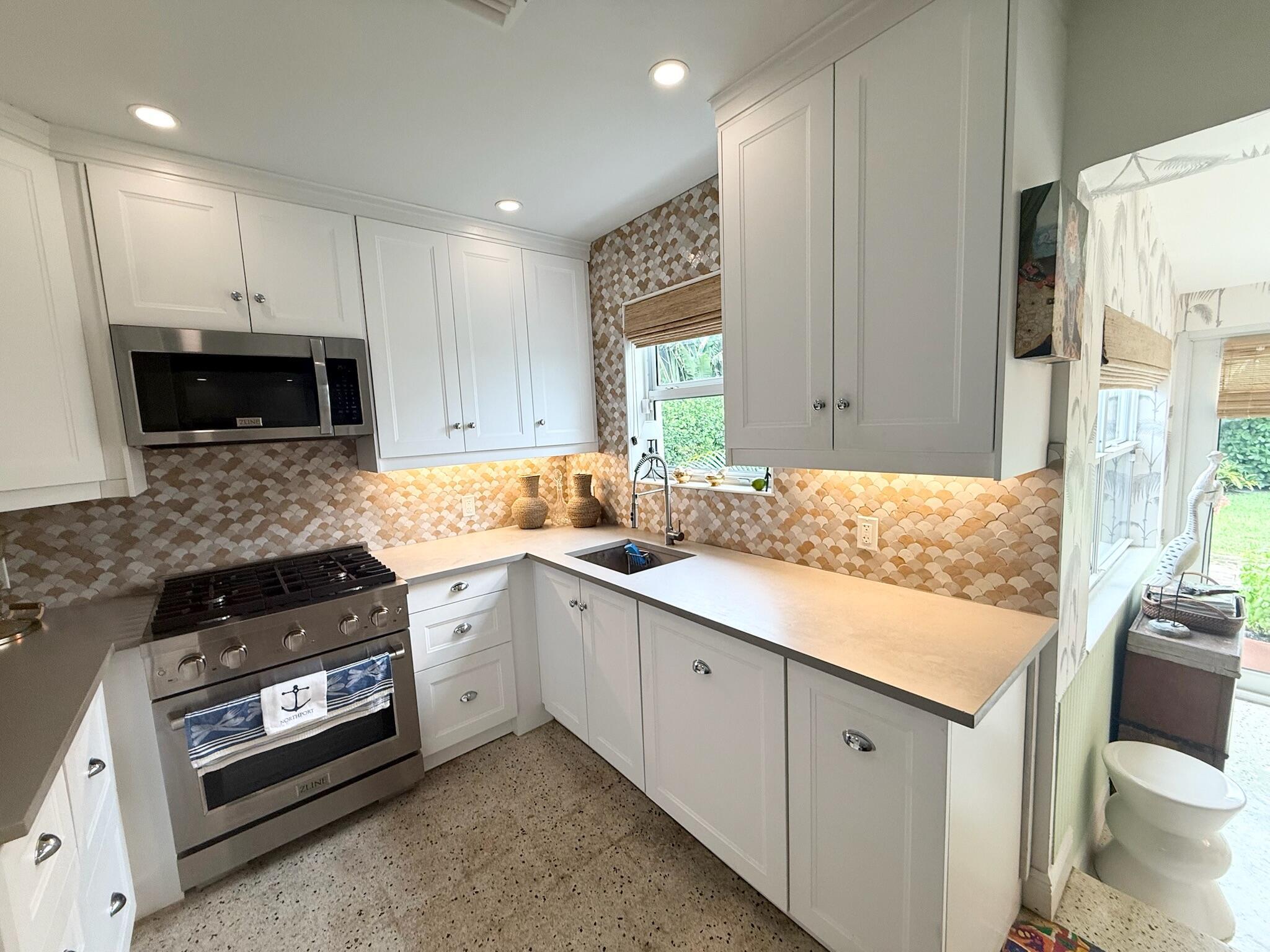 LITTLE RANCHES IN - Residential