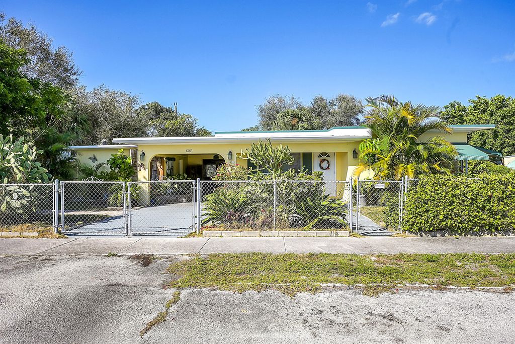 Photo of 809 W Atlanta Avenue, Lantana, FL 33462 (MLS # R11049871)