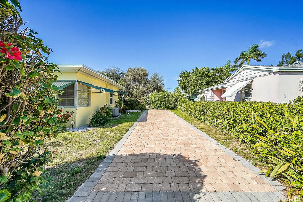 Photo of 809 W Atlanta Avenue, Lantana, FL 33462 (MLS # R11049871)