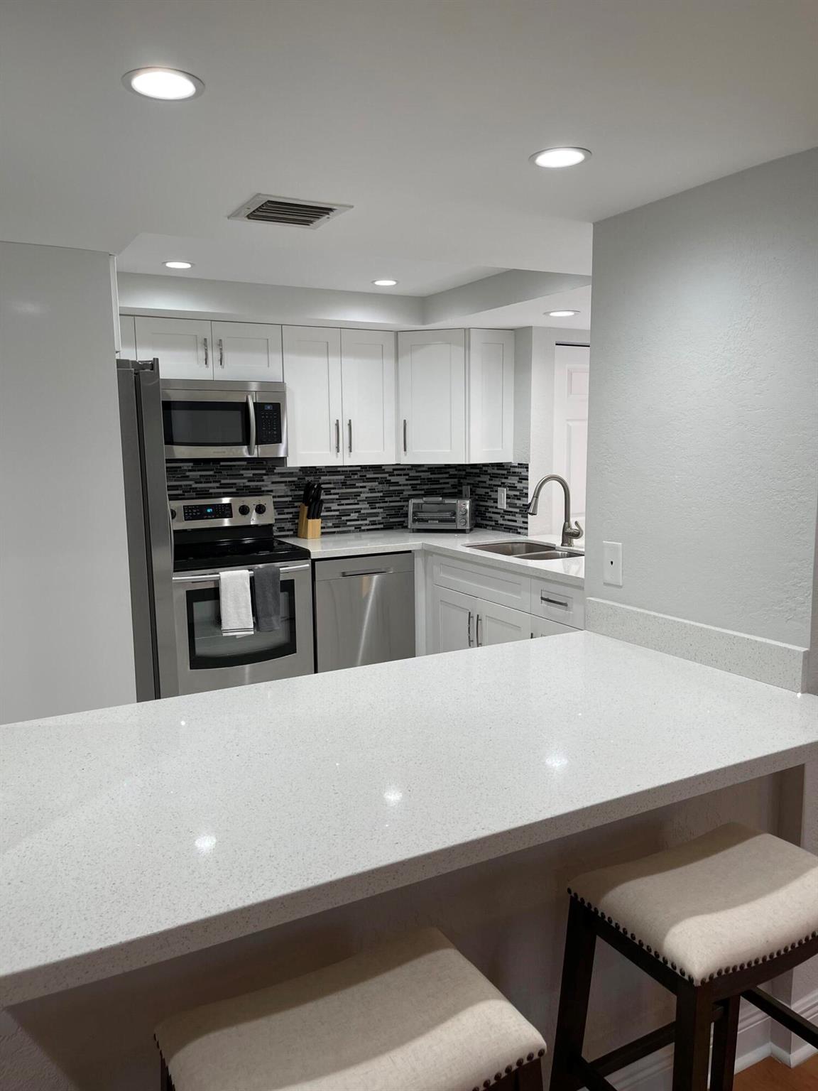 1660 Twelve Oaks Way 203