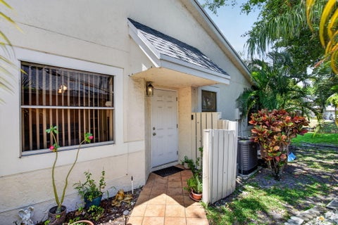 Tiny photo for 1921 Discovery Circle E, Deerfield Beach, FL 33442 (MLS # B26030464)