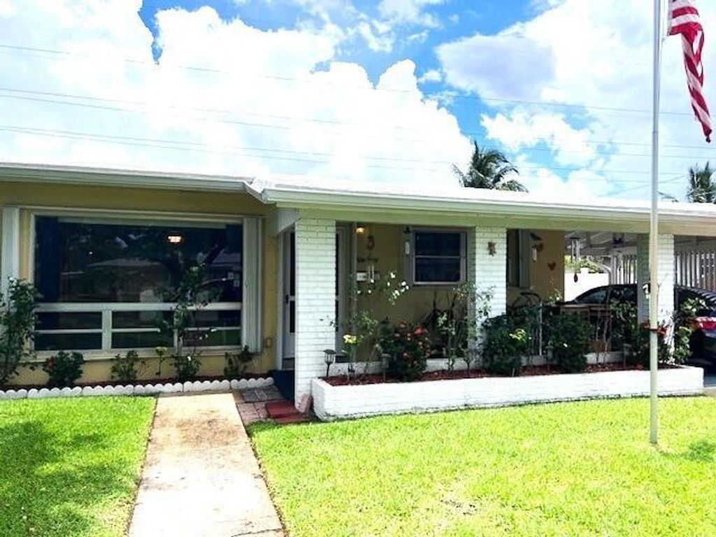Photo of 5040 SW 11th Street, Plantation, FL 33317 (MLS # R10995821)