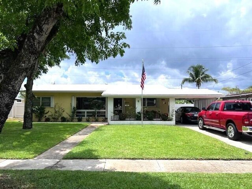 Photo of 5040 SW 11th Street, Plantation, FL 33317 (MLS # R10995821)