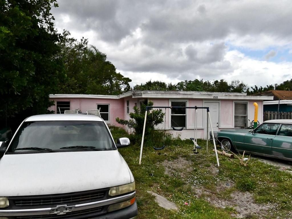 Photo of 2008 San Marcos Avenue, Fort Pierce, FL 34946 (MLS # R10973219)