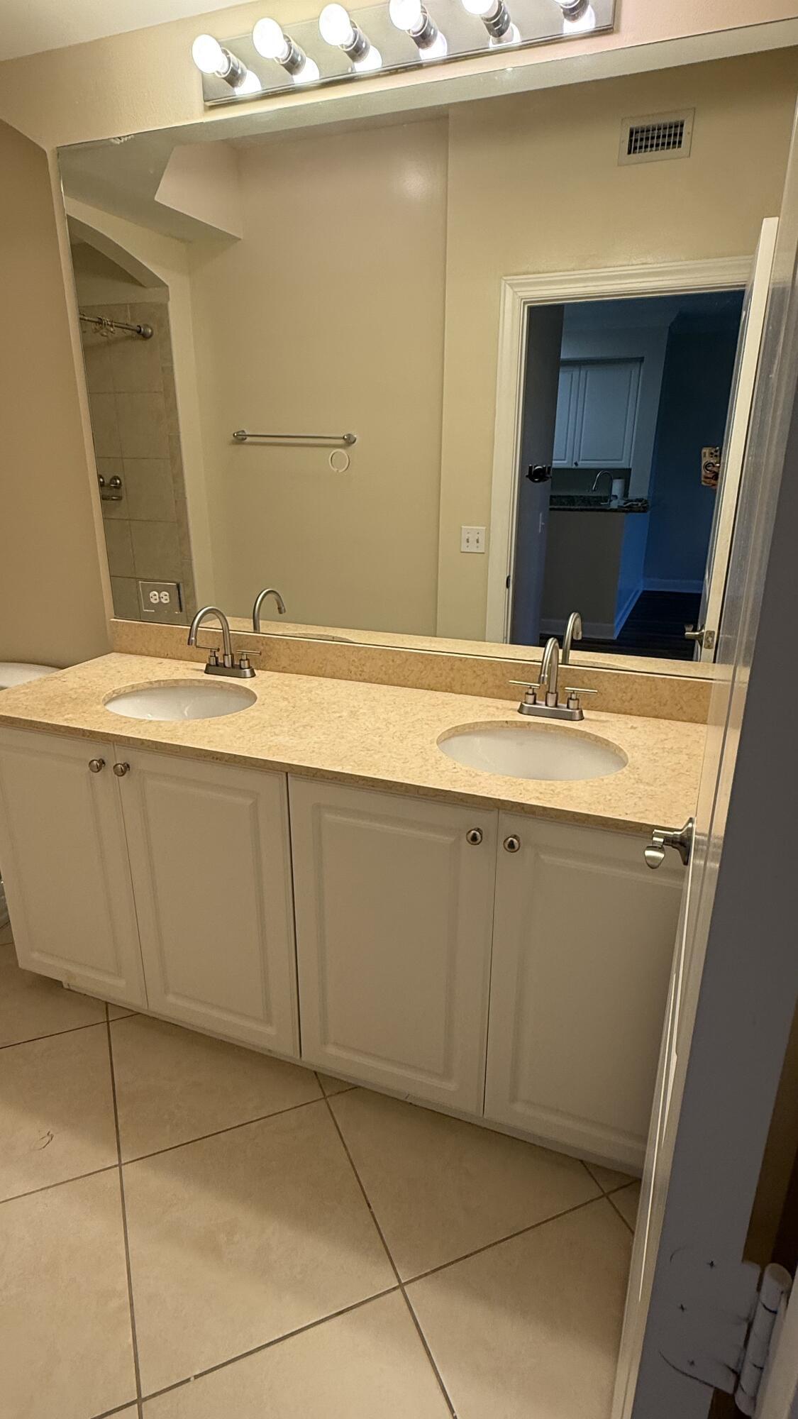 VIZCAYA LAKES CONDO - Residential Lease
