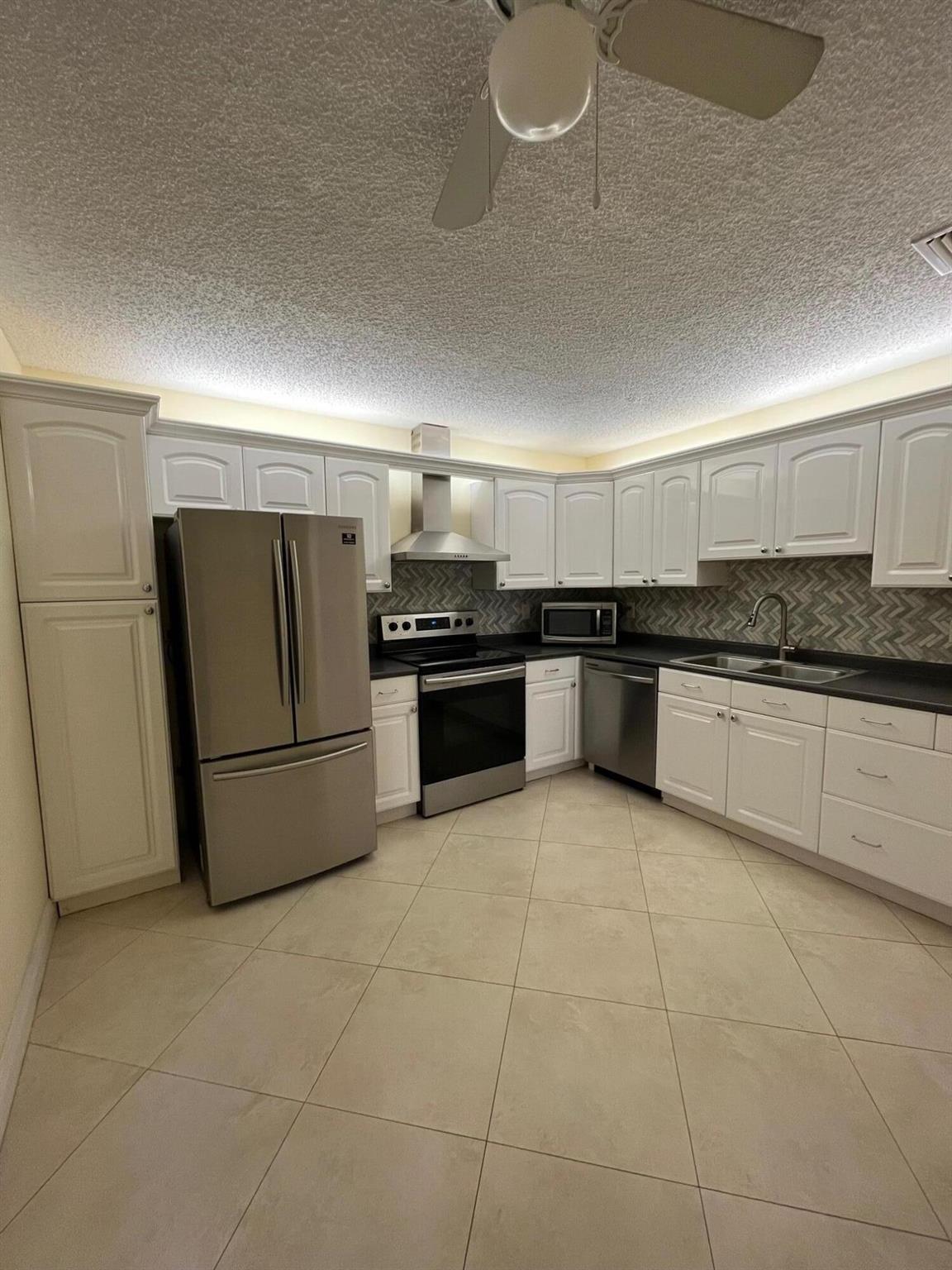 UNUSUALLY LARGE 2 BEDROOM 2 BATH WITH A DEN/DINING ROOM, FULL WASHER /DRYER AND ENCLOSED PATIO CORNER UNIT! UNIT HAS BEEN UPDATED AND IS IN EXCELLENT CONDITION. A GATED COMMUNITY WITH A CLUBHOUSE, TENNIS AND A 1 MINUTE WALK TO THE POOL. THE RENT INCLUDES WATER AND CABLE. BOCA RIDGE IS LOCATED 2 MINUTES FROM THE ALL NEW AND POPULAR ''UPTOWN BOCA PLAZA'', AND JUST 9 MINUTES TO THE BEACH. JUST 5 MINUTES TO THE TURNPIKE, CLOSE TO THE TOWN CENTER MALL, PUBLIX, HOME DEPOT/LOWES, BEST BUY AND YOU COULD NOT ASK FOR A MORE CONVENIENT LOCATION AT JUST AN AFFORDABLE RENTAL.