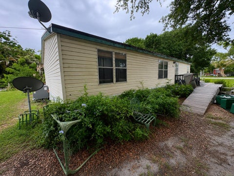 Photo of 901 Shane Street, Clewiston, FL 33440 (MLS # B26036195)