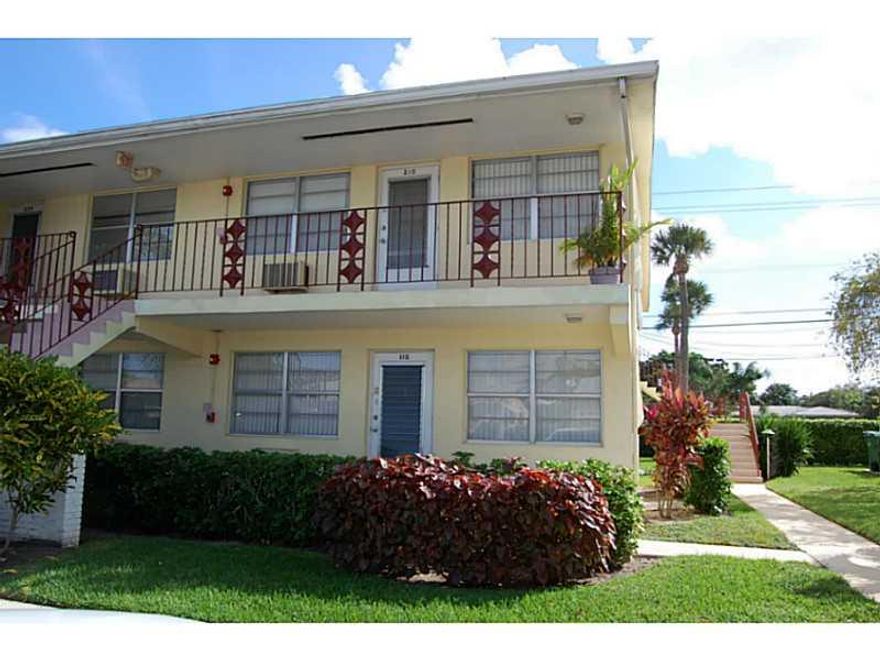 Desirable Corner Unit on First Floor, 2 Spacious Bedroom with Master Walk-In Closet! Spacious Living Room and nice kitchen. Quaint Community in quiet neighborhood, Close to shopping and restaurants! Community Pool and Laundry facility. Won't Last Long!