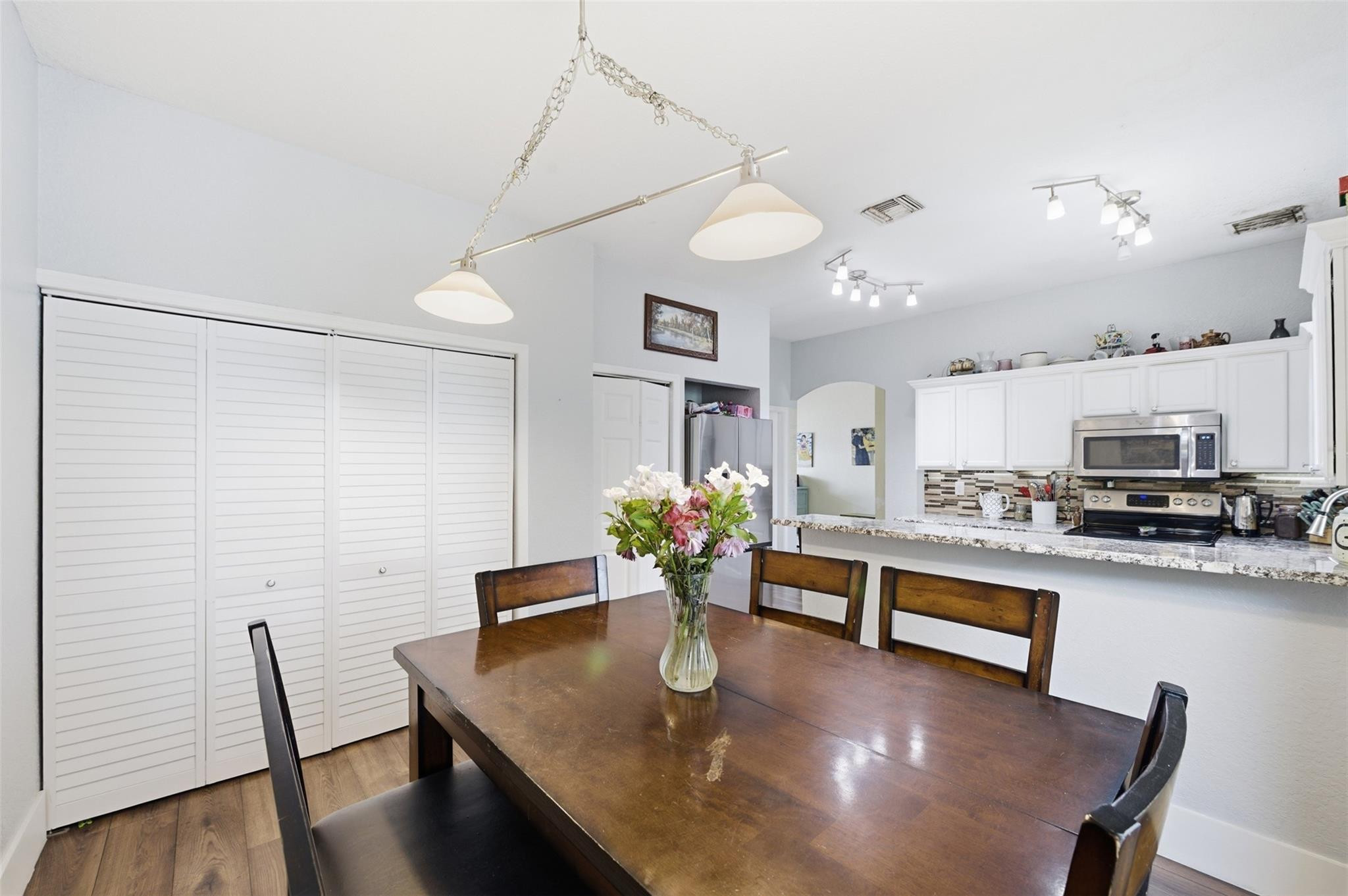 KENSINGTON MANOR - Residential