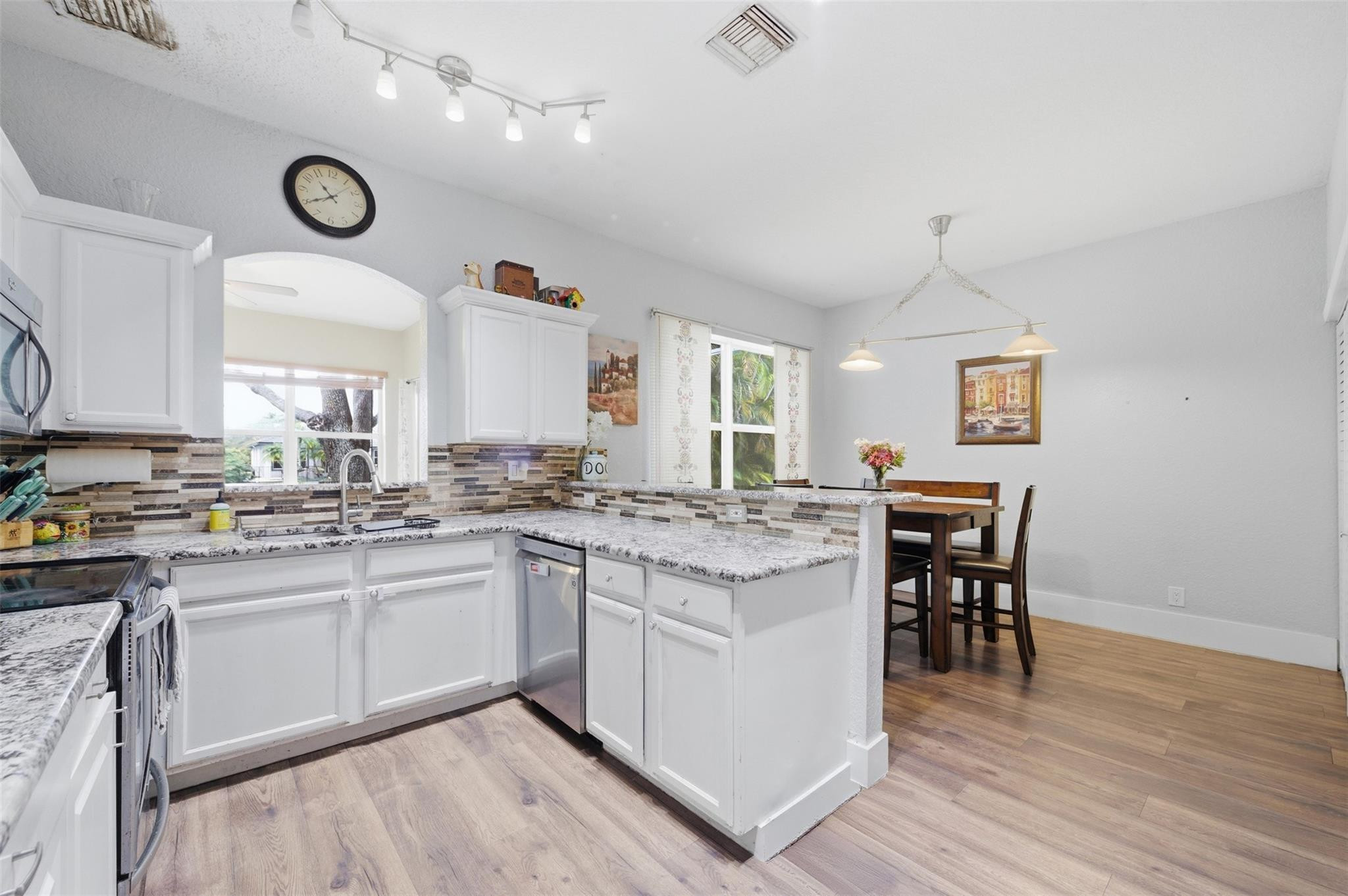 KENSINGTON MANOR - Residential