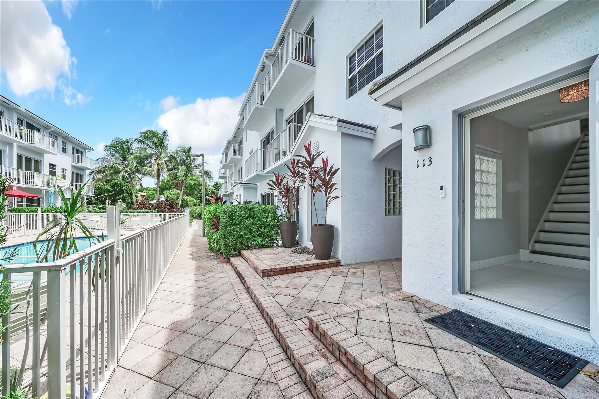 2725 NE 8th Ave 113