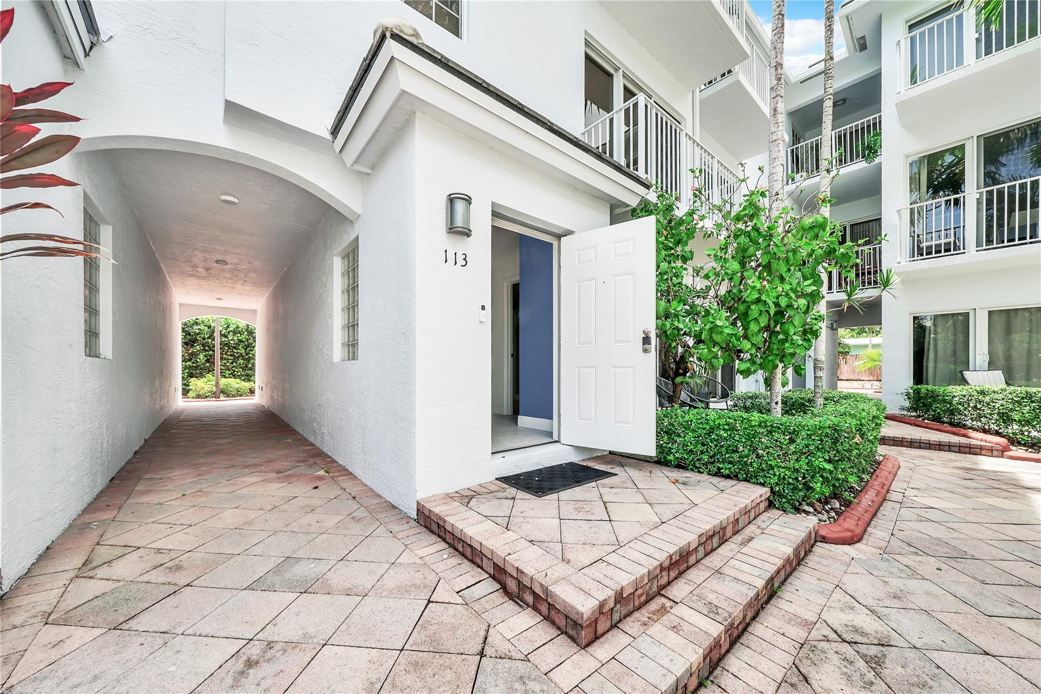 2725 NE 8th Ave 113