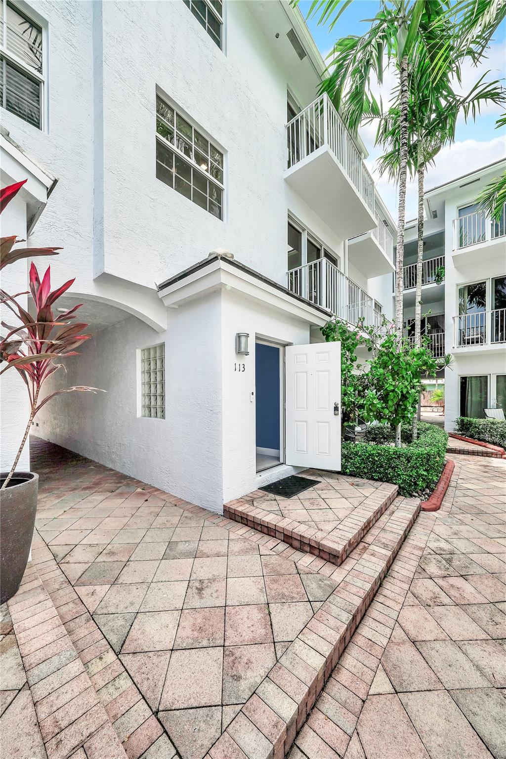 2725 NE 8th Ave 113